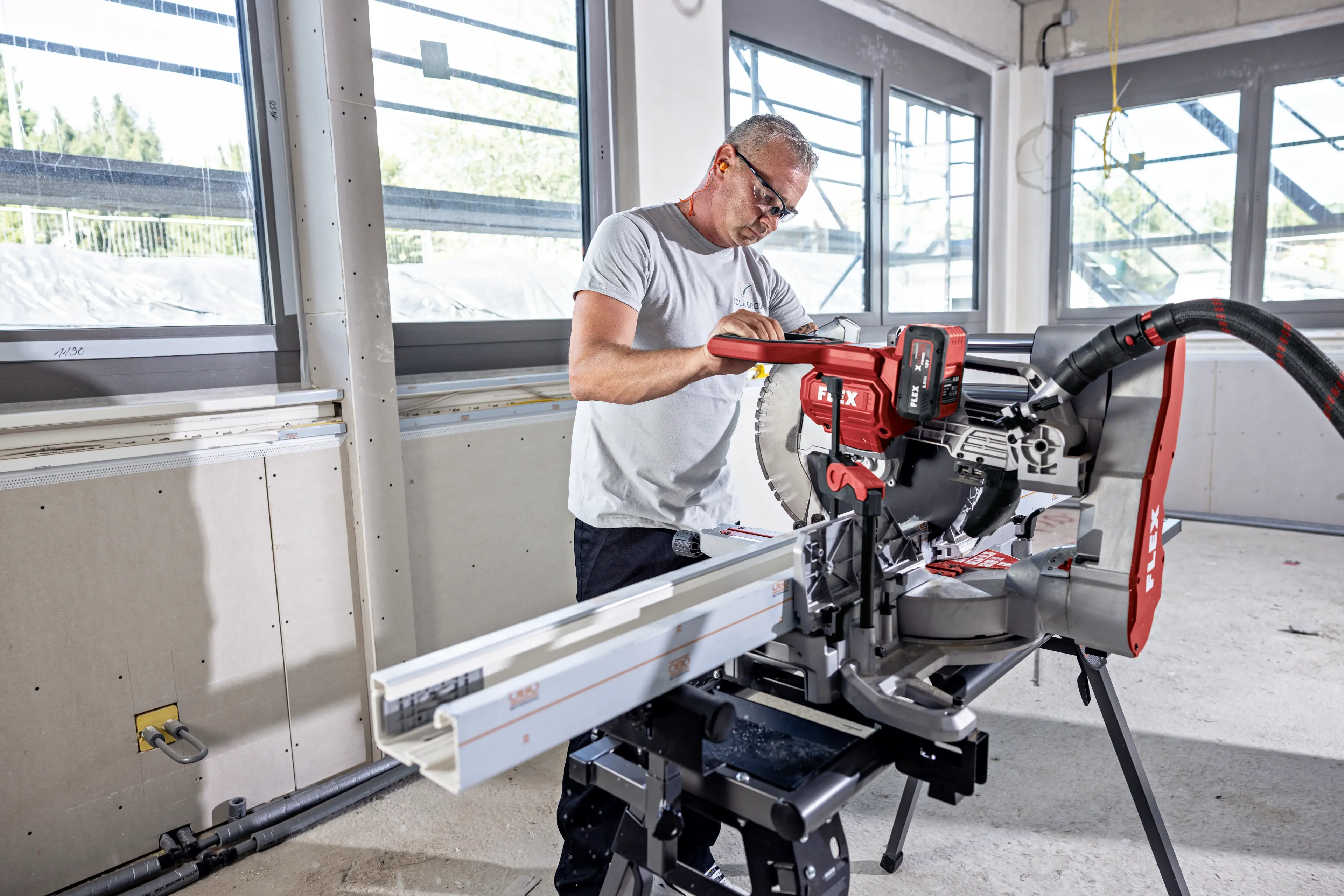 FLEX SMS 305 18-EC + P-Set 18-88 R + WB 110-260, Aku pokosová pila 18 V, 305mm + stojan + sada baterií 8.0 Ah