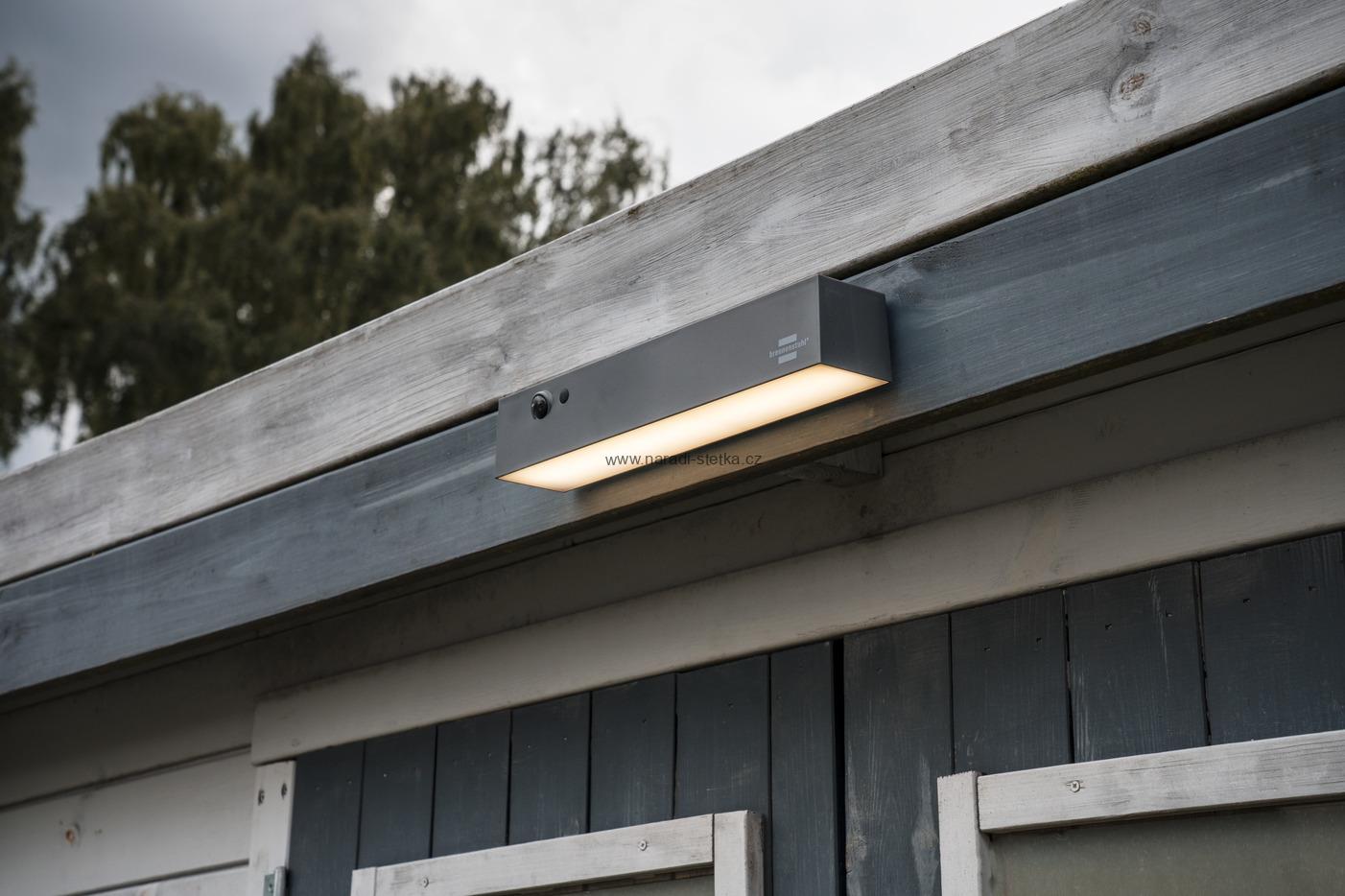 Brennenstuhl solární LED reflektor SOL 1000 Cubus / LED nástěnné světlo pro venkovní použití s detektorem pohybu a soumrakovým senzorem IP54, 1000 lm, 4 režimy svícení, matné sklo