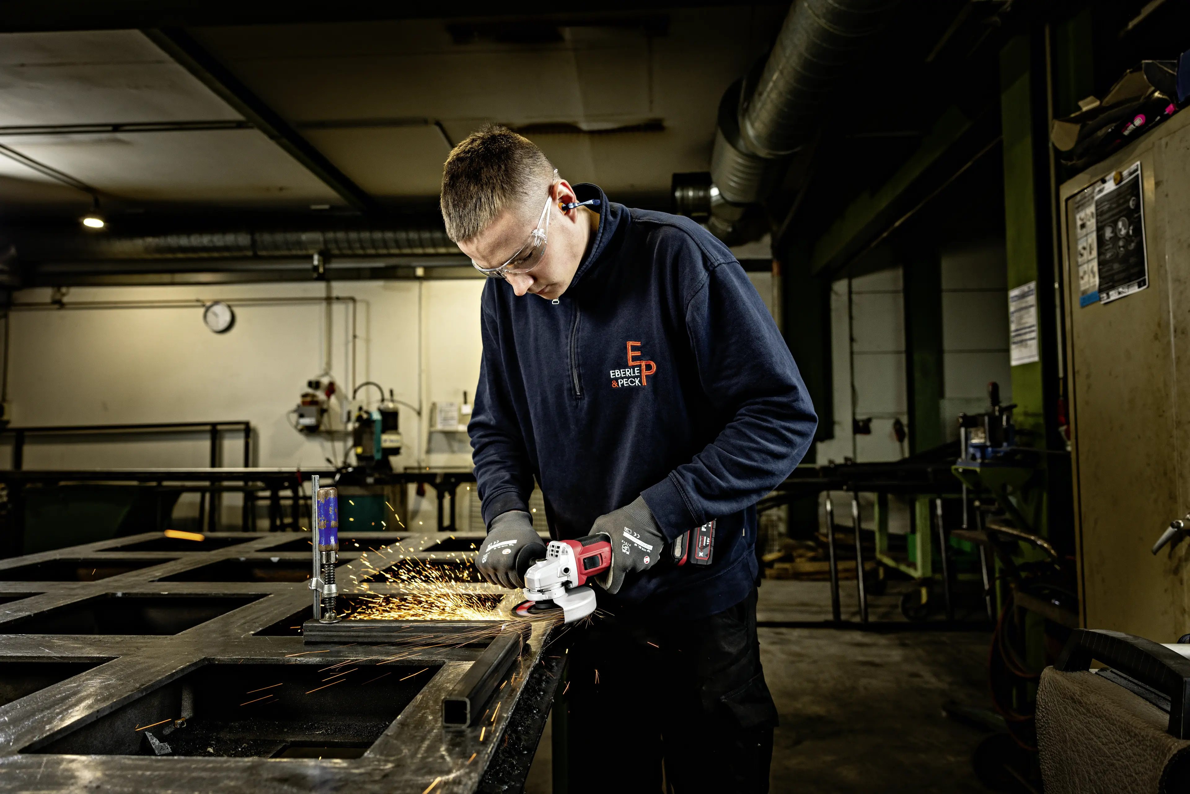 FLEX L 125 18.0-EC LD/5.0 Set, Aku úhlová bruska 18,0 V Light Duty, 125 mm + FLEX VC 2 L MC Hip 18.0-EC Kompaktní aku vysavač 1,5 l třída L