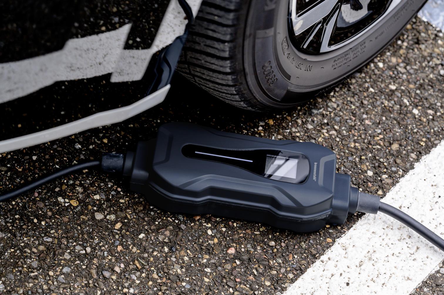 Brennenstuhl přenosná nabíječka EV typ 2 - ochranný kontakt 8m (mobilní nabíjecí stanice 10A, 2,3kW, IP44, jednofázová, displej s informacemi o nabíjení, pro elektrická a hybridní vozidla BEV/PHEV, včetně přepravní tašky)