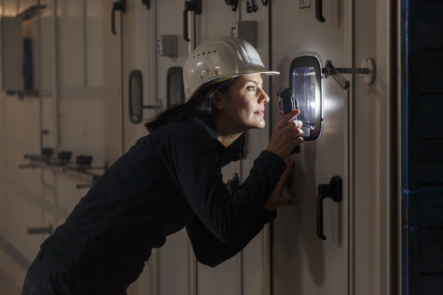 Brennestuhl Professional dobíjecí ruční LED svítilna HL 1000 ACW / dobíjecí LED pracovní světlo s magnetem