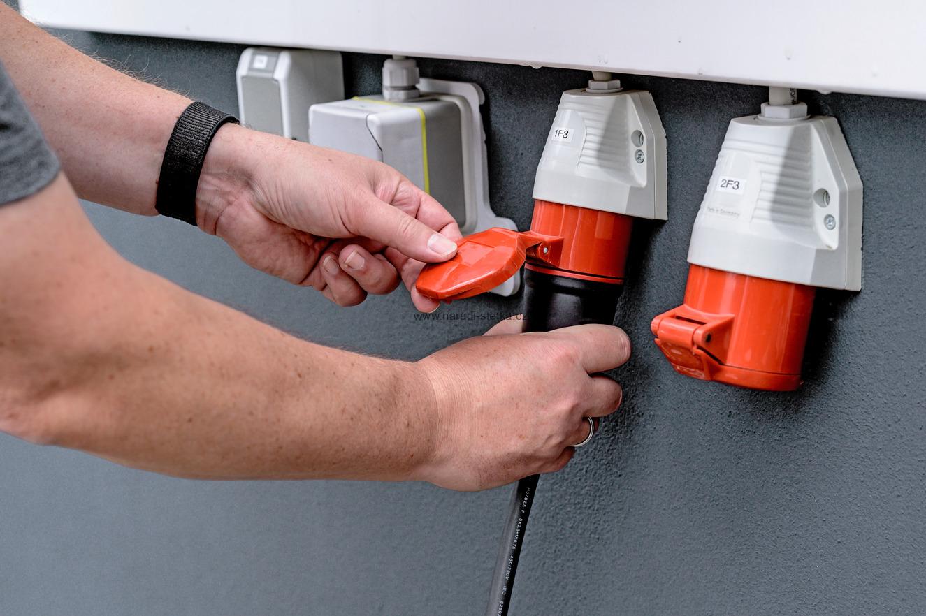 Brennenstuhl Přenosná nabíječka EV typ 2 - CEE 11kW (mobilní wallbox s 8m a přepravní taškou, 16A, IP44, displej s informacemi o nabíjení, nabíjecí kabel s režimem 2 pro elektrická a hybridní vozidla BEV/PHEV)