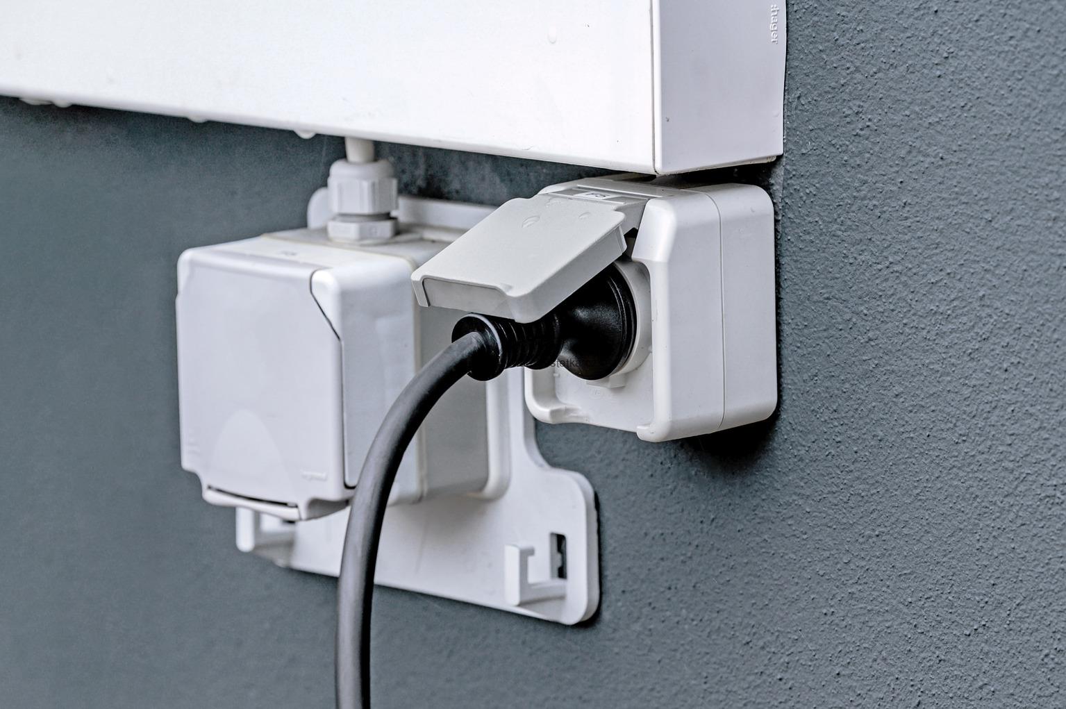 Brennenstuhl přenosná nabíječka EV typ 2 - ochranný kontakt 8m (mobilní nabíjecí stanice 10A, 2,3kW, IP44, jednofázová, displej s informacemi o nabíjení, pro elektrická a hybridní vozidla BEV/PHEV, včetně přepravní tašky)