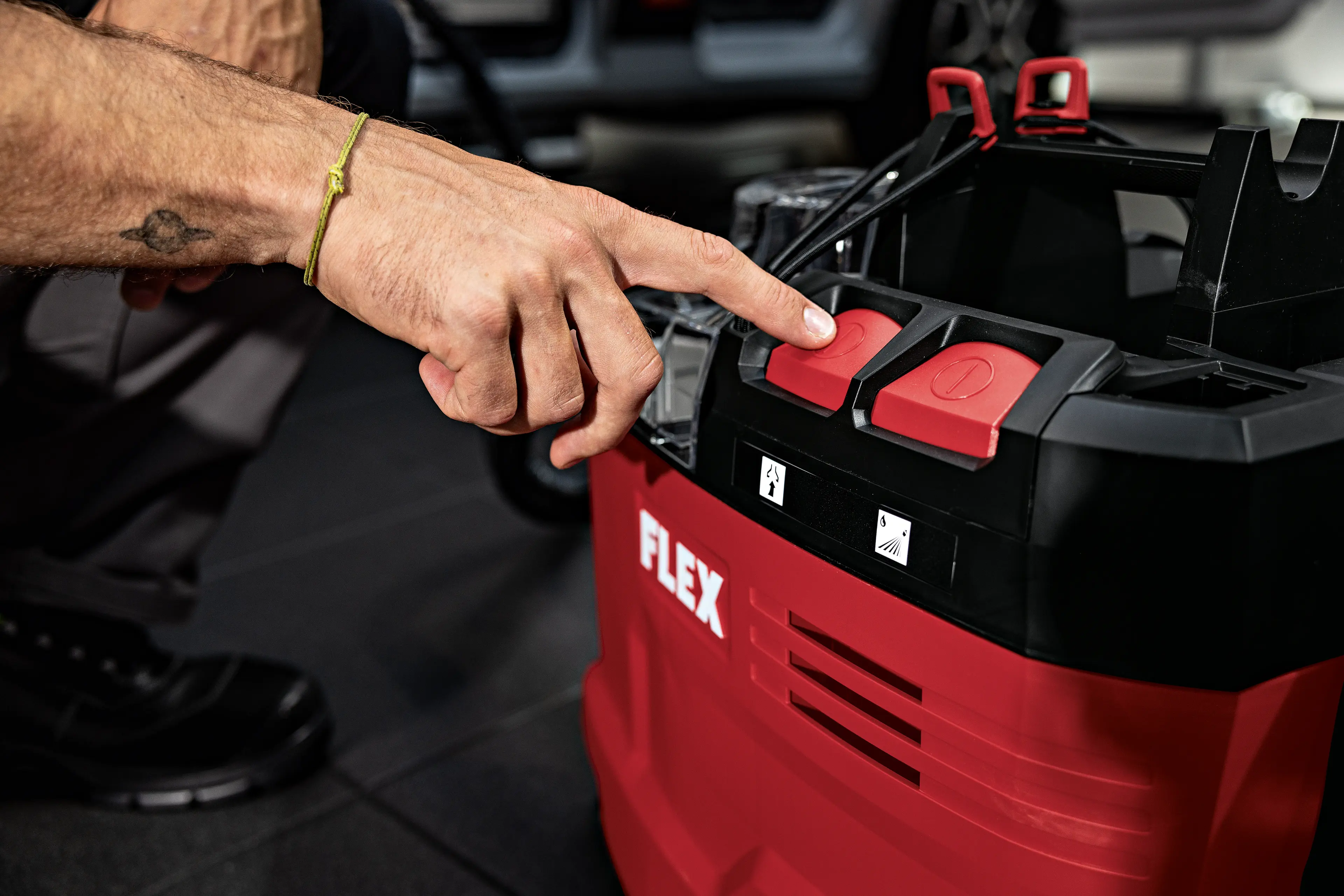 FLEX VC-SE 9 2x18 Aku tepovač a extrakční čistič 2× 18 V